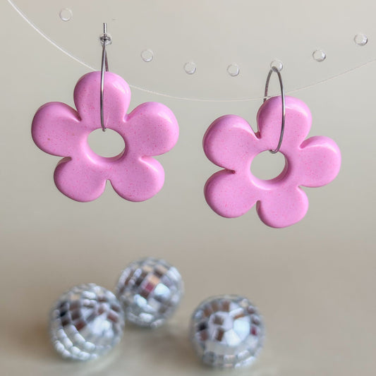 Pendientes artesanales de diseño floral en color rosa pastel con aros plateados de acero inoxidable hipoalergénico