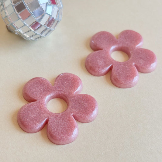Pendientes de resina epoxi en forma de flor con 5 pétalos de color rosa palo con efecto nacarado.