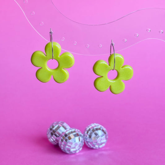 Flores preciosas verde pistacho con aros hipoalergénicos