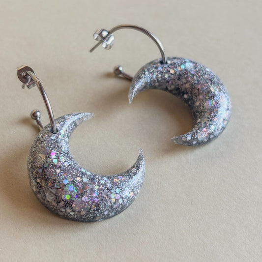 Pendientes de aros y lunas plateadas