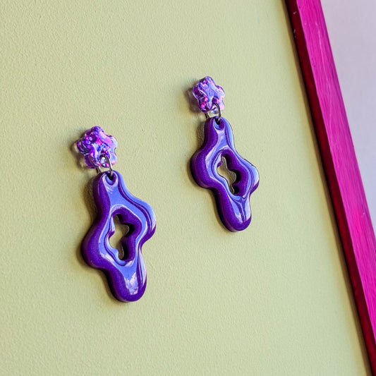 Pendientes artesanales forma ondulada morados hipoalergénicos 