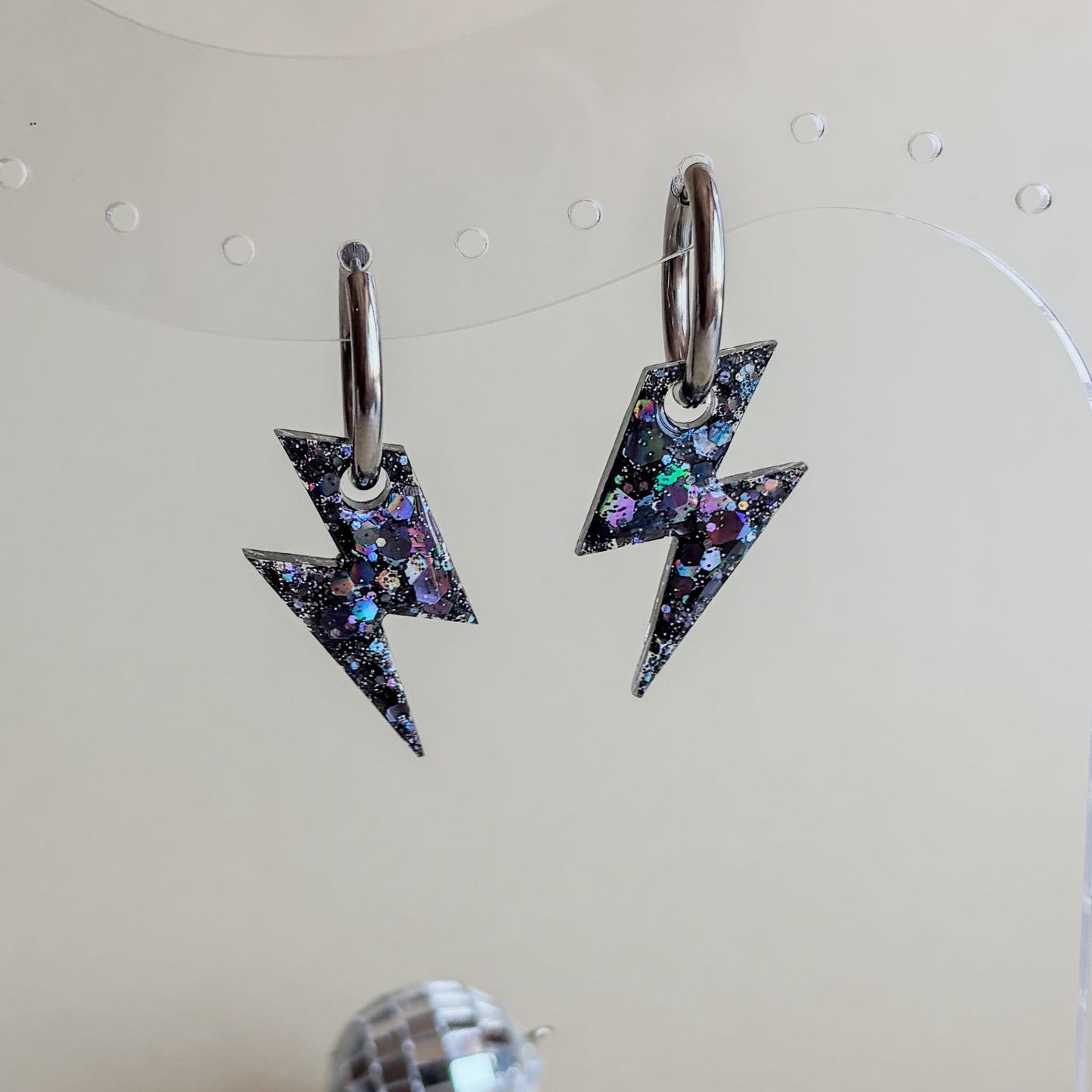 Par de pendientes hipoalergénicos y hechos a mano en forma de rayos de color negro brillante