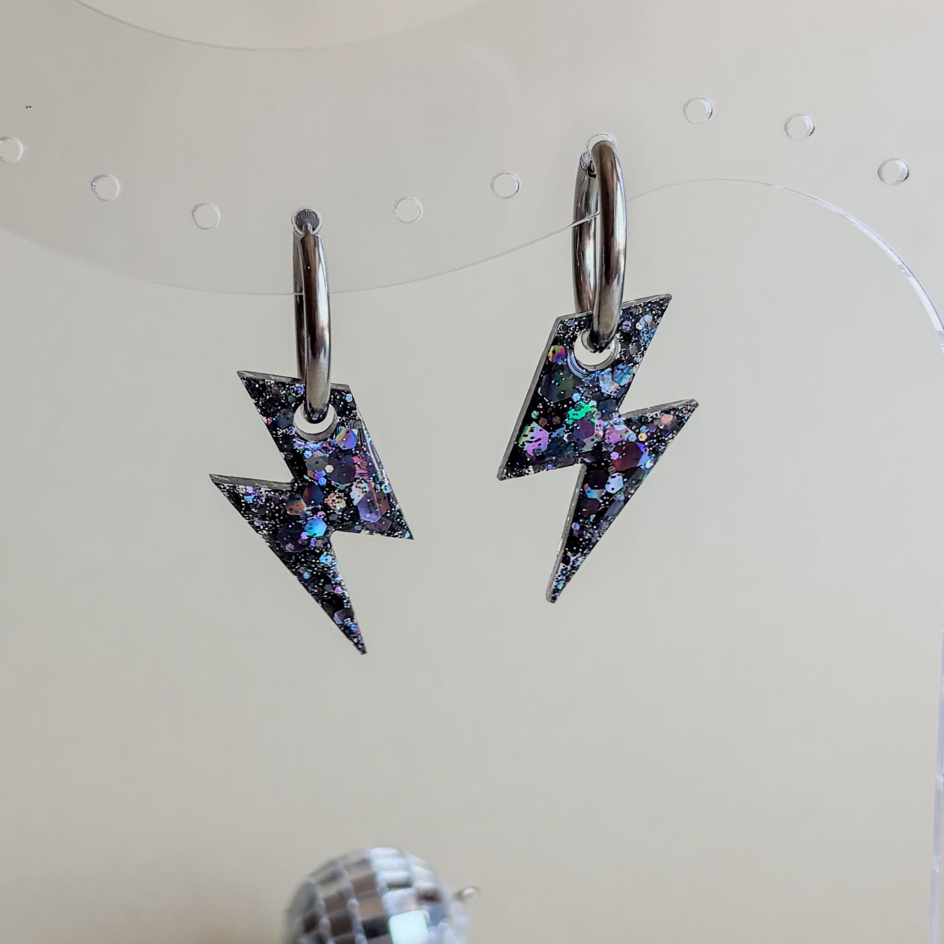 Par de pendientes hipoalergénicos y hechos a mano en forma de rayos de color negro brillante