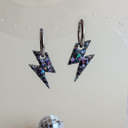 Par de pendientes hipoalergénicos y hechos a mano en forma de rayos de color negro brillante