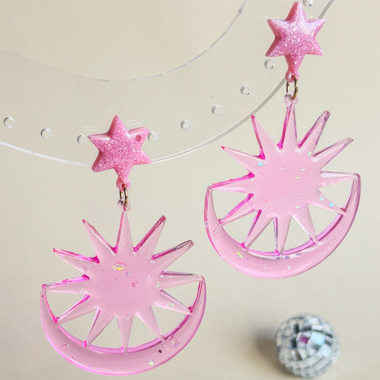 Pendientes hipoalergénicos grandes en forma de estrella, sol y luna de color rosa