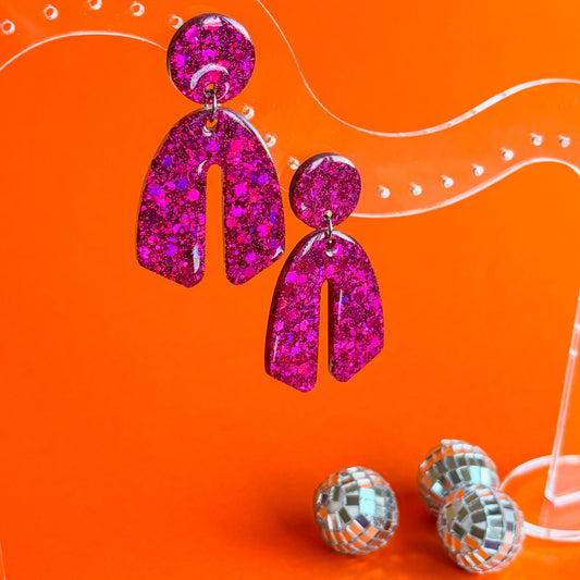 Pendientes grandes con forma divertida de color rosa fucsia con mucho brillo