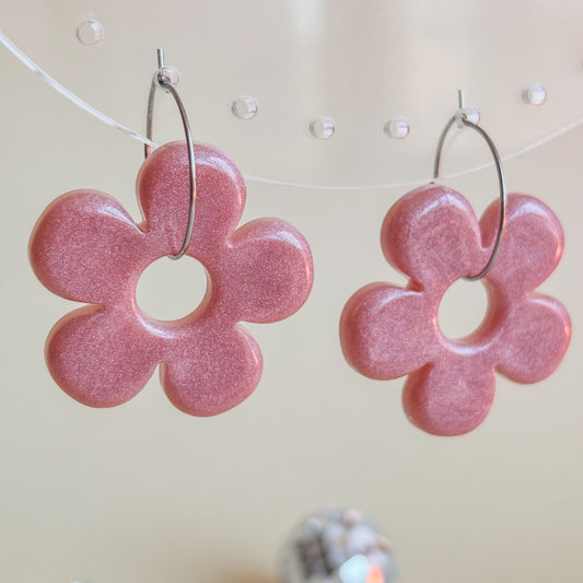 Pendientes de flores rosa palo con efecto nacarado y aros plateados de acero inoxidable
