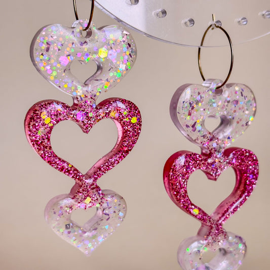 Pendientes de corazones hechos a mano con resina epoxi de color rosa y brillo holográfico