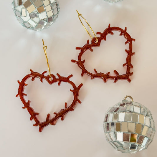 Corazones de espinas con aros. De color marrón.