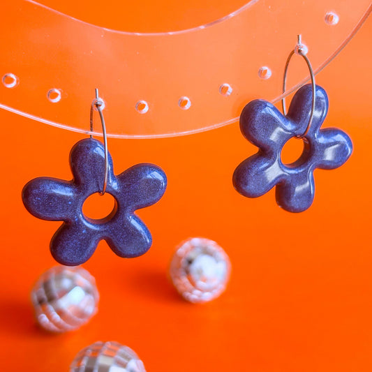 Par de pendientes azul marino en forma de flores con aros hipoalergénicos