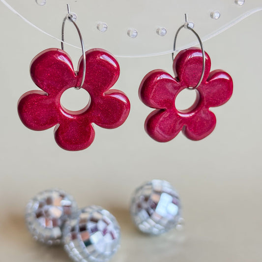 Pendientes de flores divertidas color burdeos con aros plateados