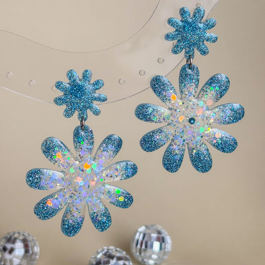 Pendientes artesanales e hipoalergénicos de flores de resina y acero inoxidable 