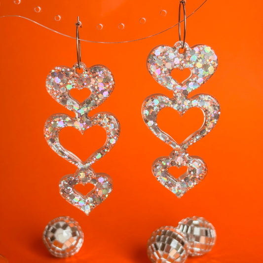 Pendientes de resina epoxi hechos a mano de corazones plateados