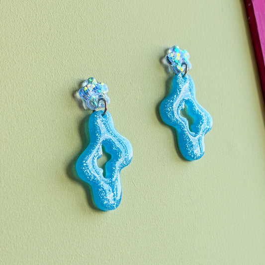 Pendientes diseño ondulado de color azul. Hechos a mano con resina epoxi y acero inoxidable hipoalergénico
