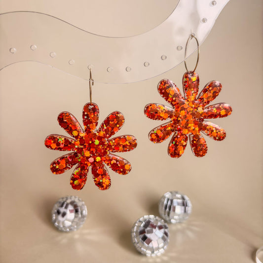 Pendientes preciosos de color naranja en forma de flor con aros