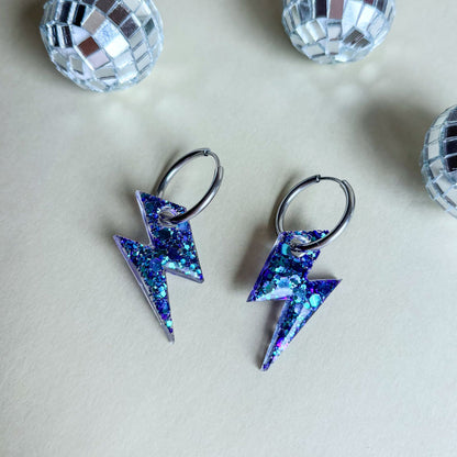 Pendientes de rayos pequeños de resina epoxi y aros de acero inoxidable.