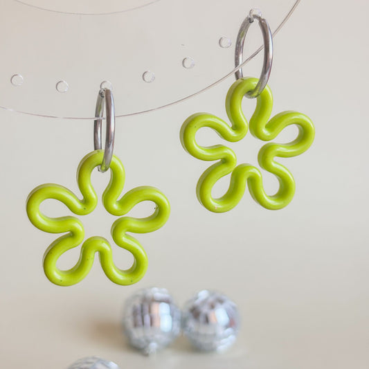 Pendientes de flores verde pistacho con aros plateados