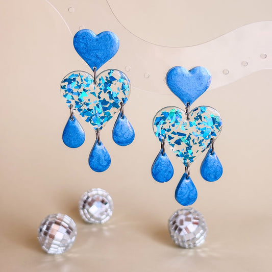 Pendientes artesanales de corazones de resina epoxi hechos a mano en España por Doctora Irrins