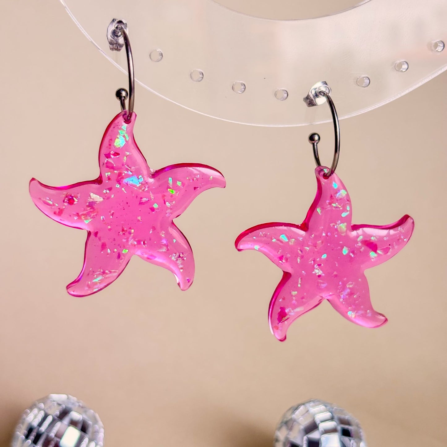 Pendientes estrellas de mar rosa translúcido con brillo holográfico con aros hipoalergénicos
