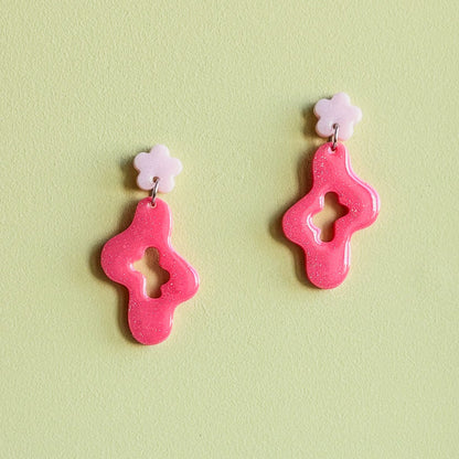 Modelo Marea de pendientes artesanales color coral de Doctora Irrins