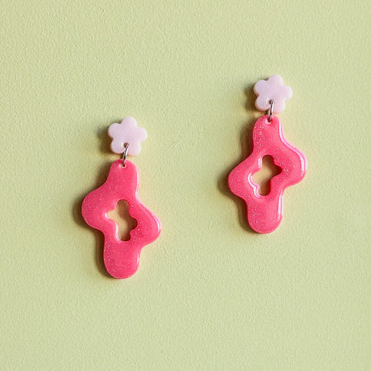 Modelo Marea de pendientes artesanales color coral de Doctora Irrins