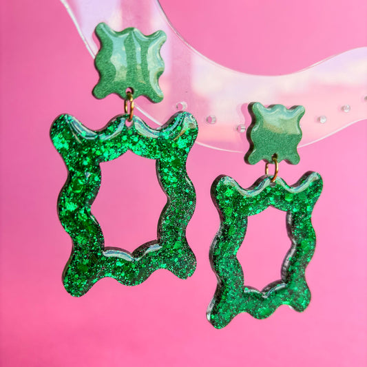 Pendientes grandes artesanales con forma vintage de color verde muy brillante