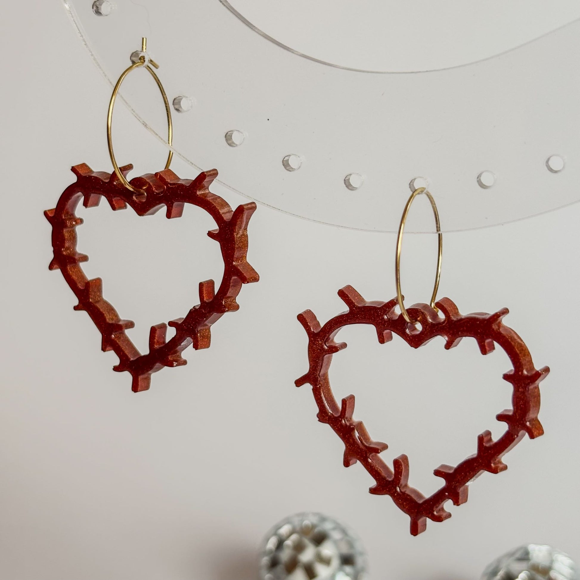 Pendientes de corazones de espinas marrones hechos a mano con resina epoxi en España.