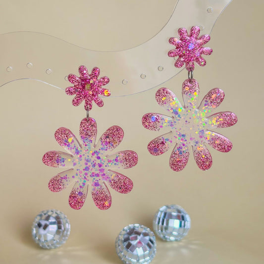 Pendientes muy grandes en forma de flor rosa con brillo. Estilo maximalista. Hecho a mano