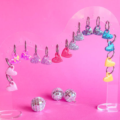 Pendientes románticos con forma de corazón de colores de resina epoxi y aros de acero inoxidable hipoalergénico. Doctora Irrins