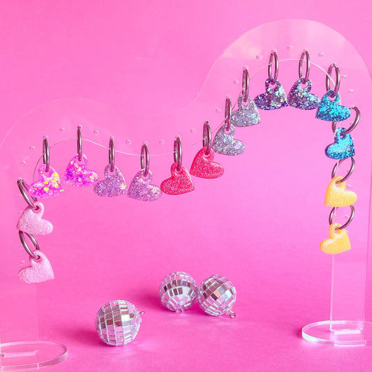 Pendientes románticos con forma de corazón de colores de resina epoxi y aros de acero inoxidable hipoalergénico. Doctora Irrins