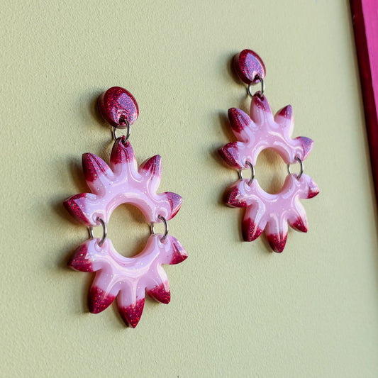 Pendientes de resina epoxi, diseño fantasía de color rosa palo y rojo con brillo fino. Hipoalergénicos