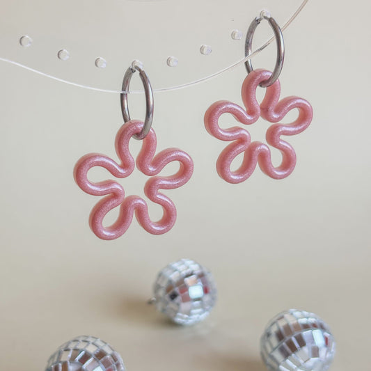 Pendientes de color rosa palo nacarado en forma de flor con aros